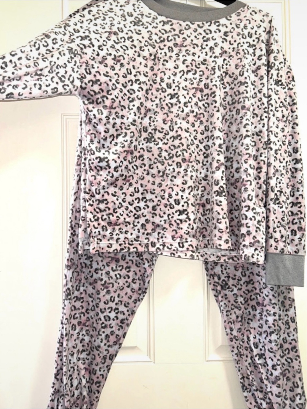 Women's Pink Leopard Print Pajama Set with Long Sleeve Top & Pants